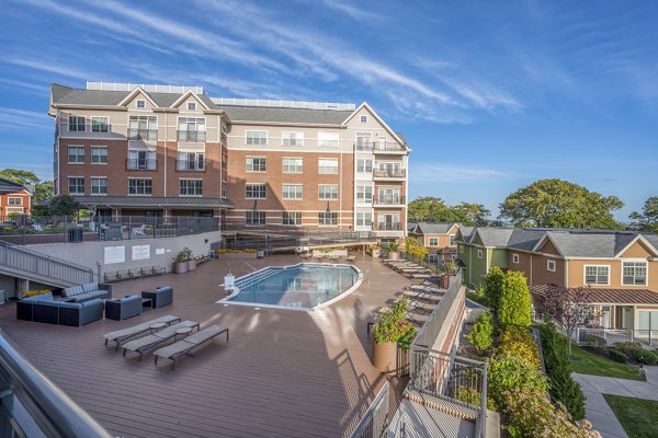 pool at Arlington 360 Apartments