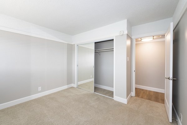 Bedroom with modern design and stylish furniture at Oak & Iron apartments