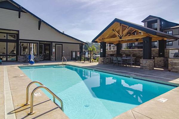 pool at Edgewater at the Cove Apartments