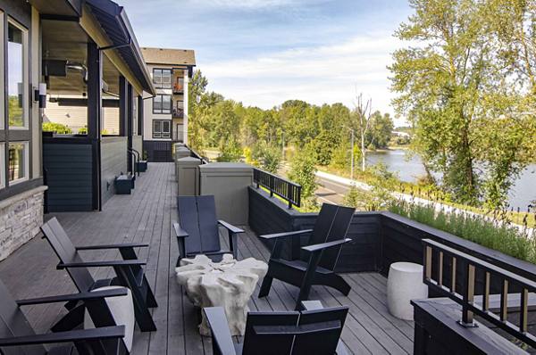 patio at Edgewater at the Cove Apartments