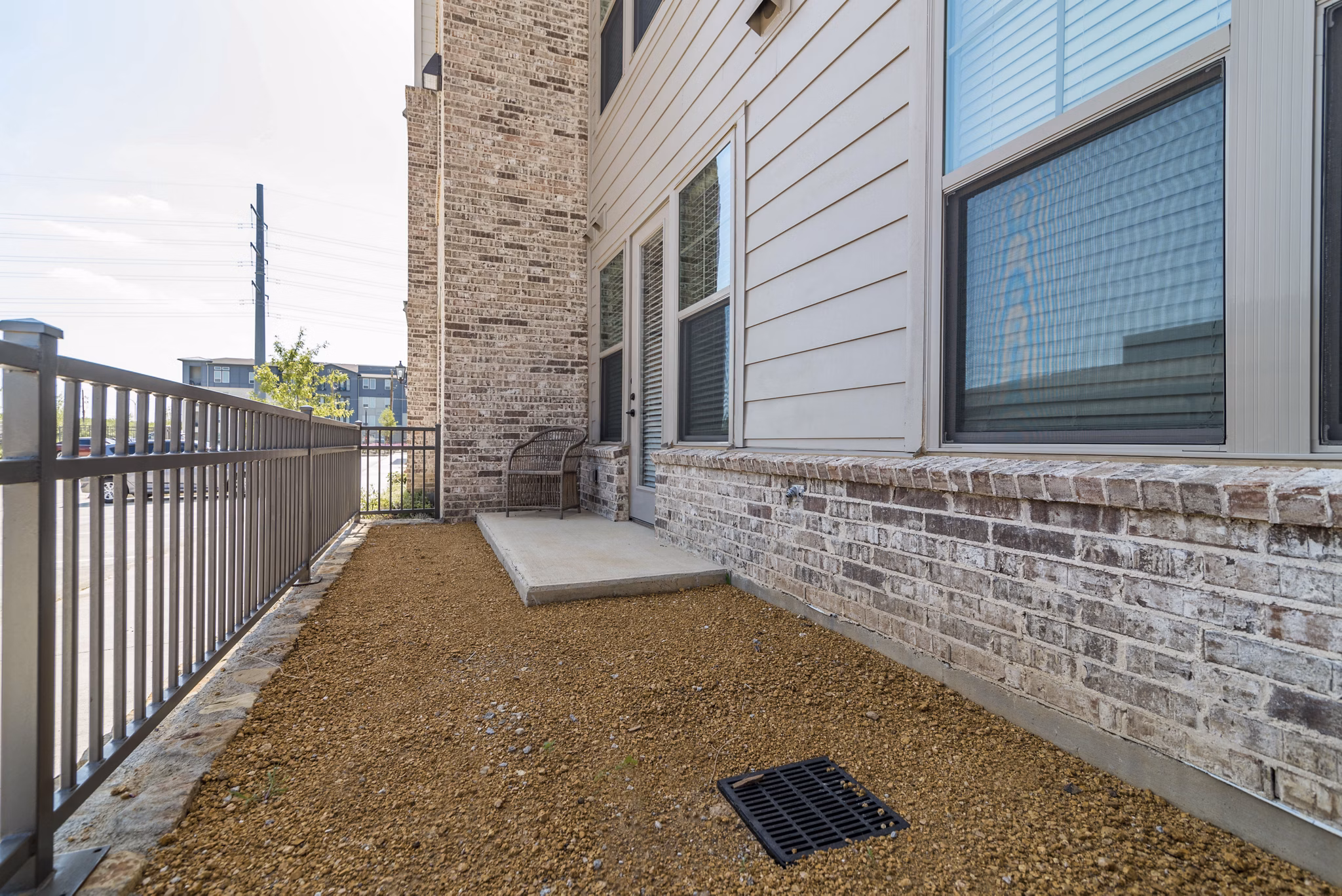 Charming patio yard with lush greenery at Album Keller Ranch Apartments, perfect for outdoor relaxation and entertaining