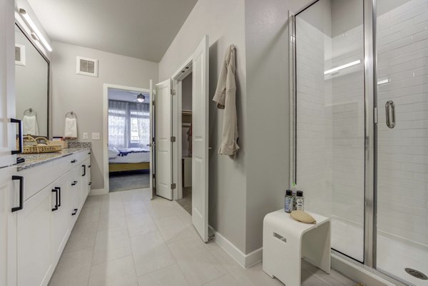 bathroom at Alder Apartments
