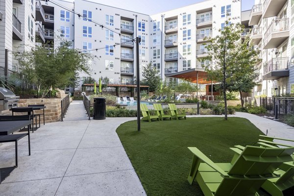 courtyard at Alder Apartments