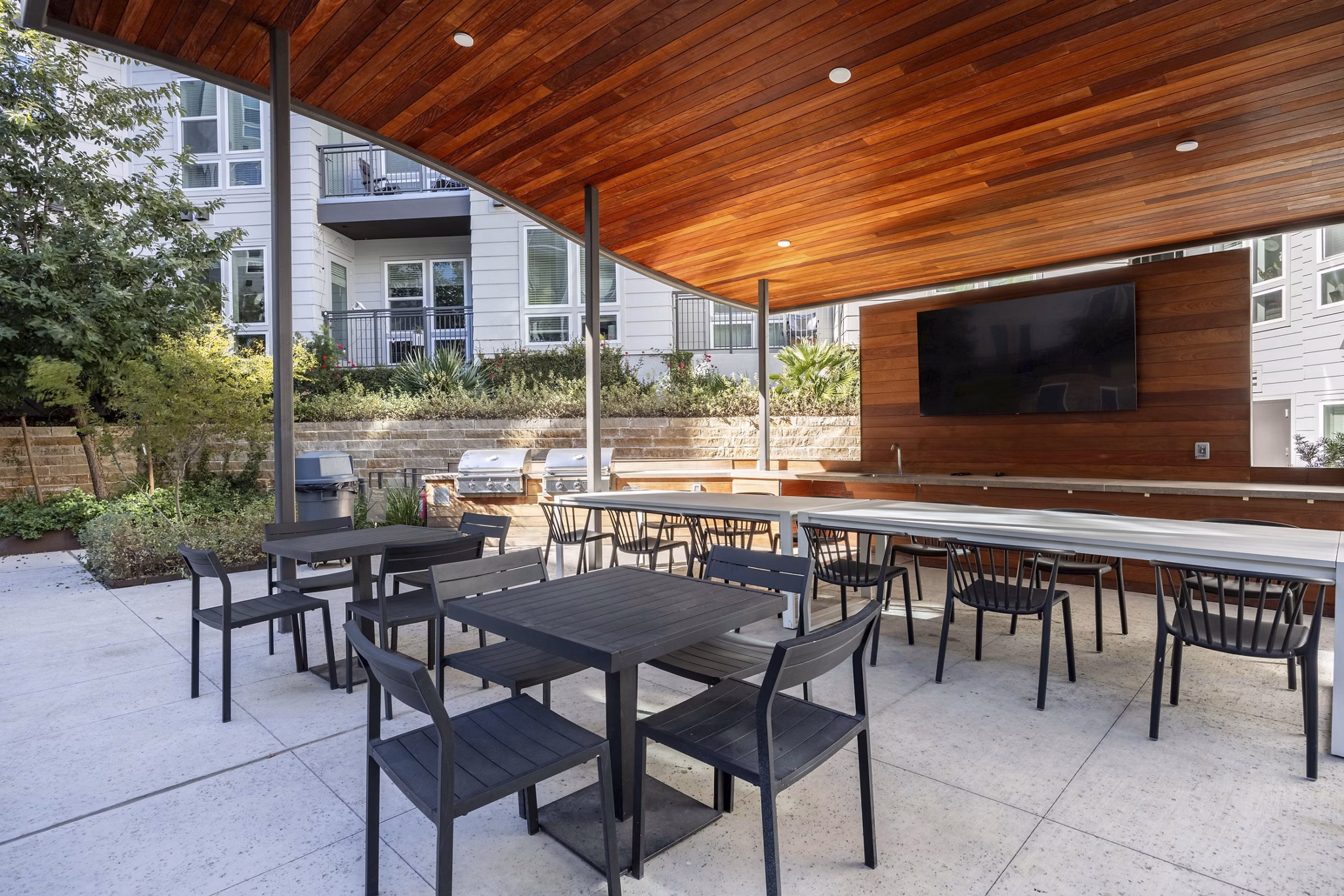 Courtyard with lush greenery at Alder Apartments, a luxury Greystar community