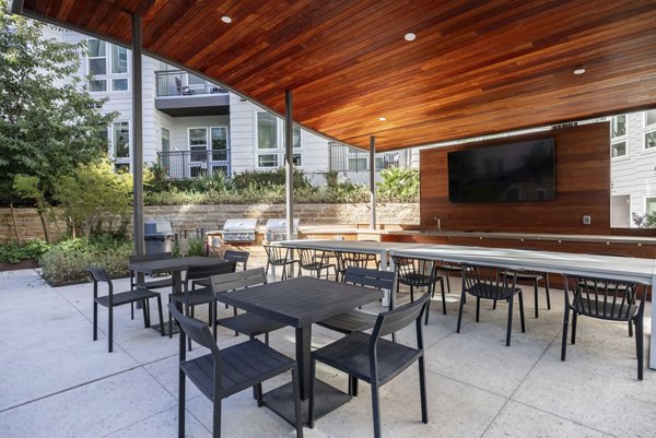 Courtyard with lush greenery at Alder Apartments, a luxury Greystar community