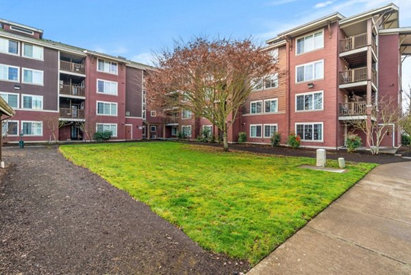 Willamette Gardens: Lush courtyard in serene apartment community
