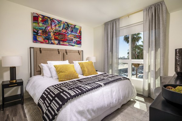 Rise Hollywood Apartments: Modern bedroom with stylish decor and ample natural light