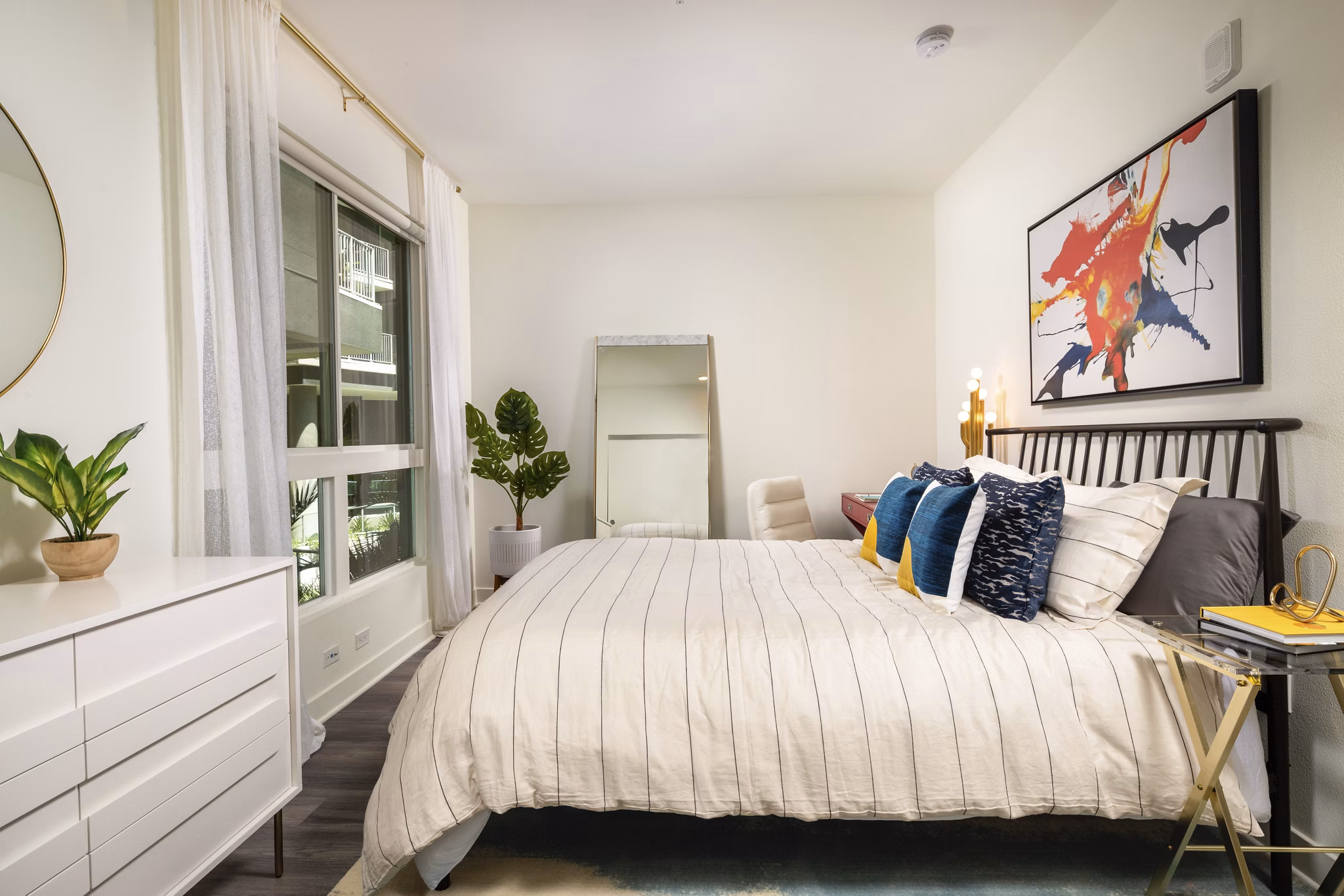 Rise Hollywood Apartments: Contemporary bedroom featuring modern decor and ample natural light