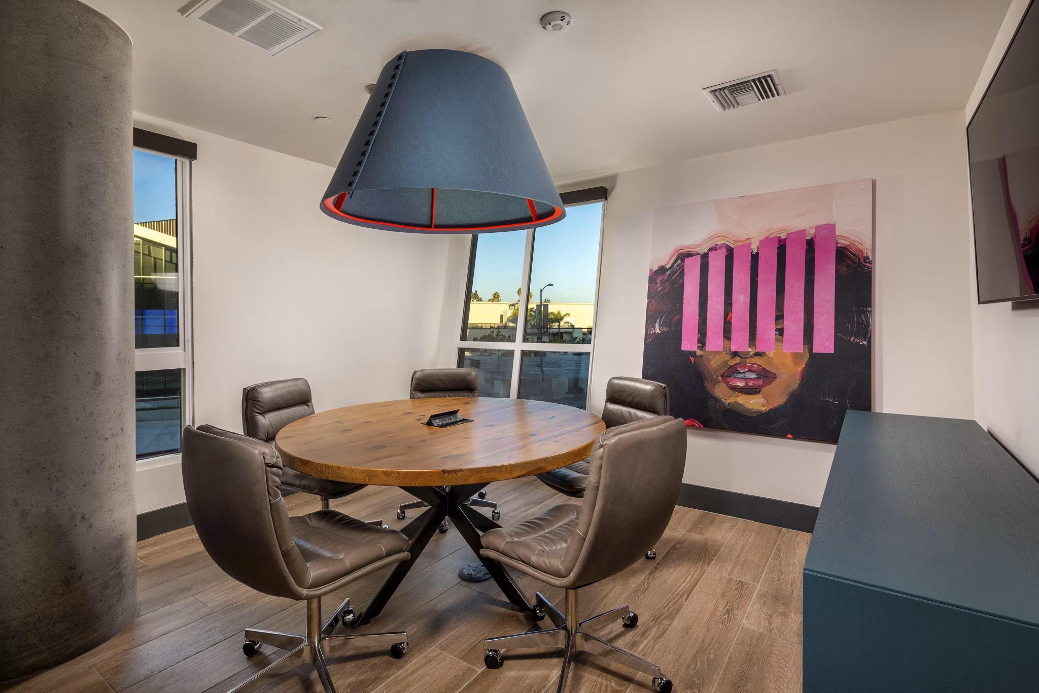 Rise Hollywood Apartments: Modern meeting facility with state-of-the-art equipment for residents' convenience
