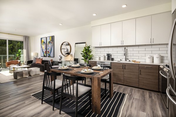 dining area at Rise Hollywood Apartments