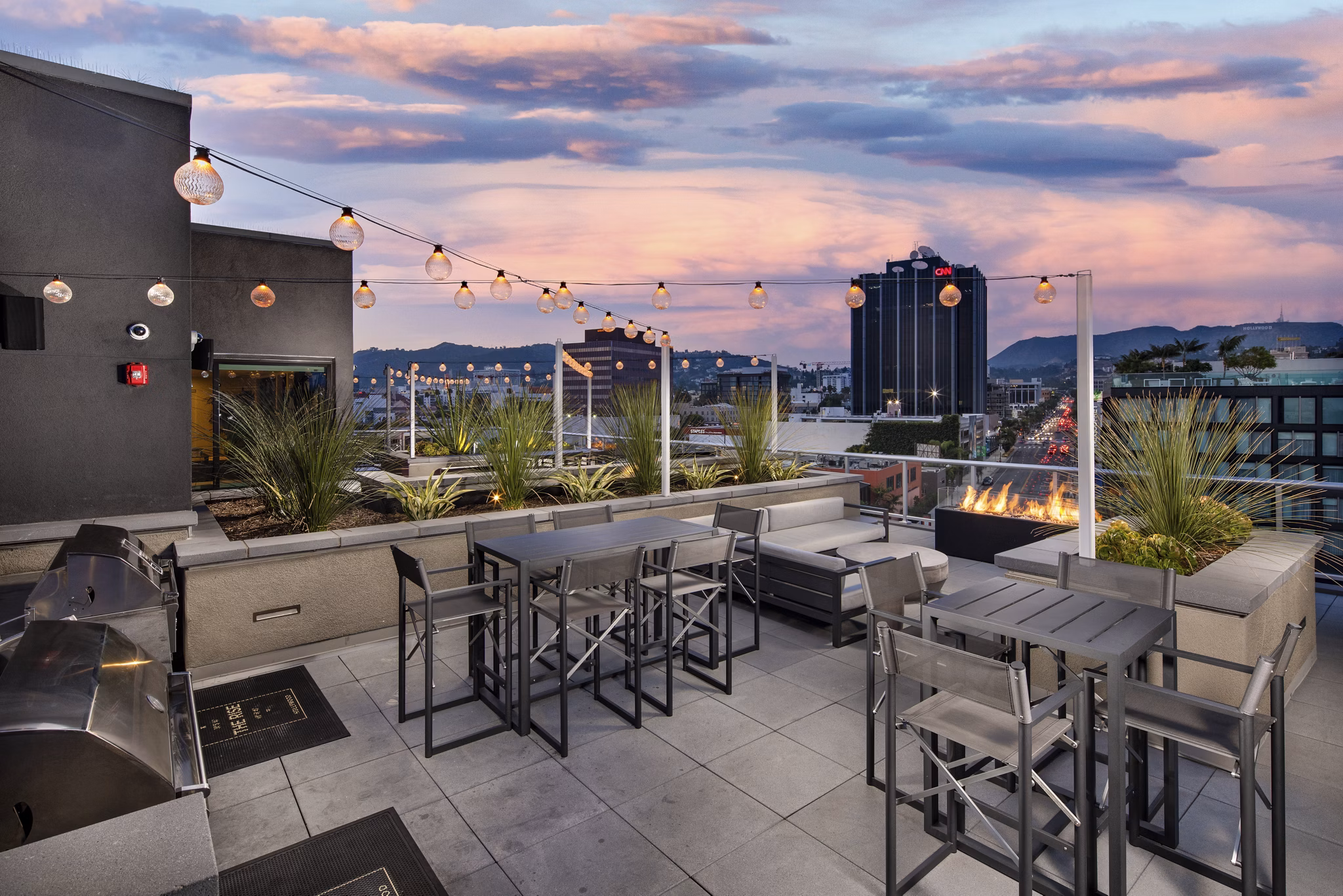 Rise Hollywood Apartments: Stylish recreation room with pool table and lounge area