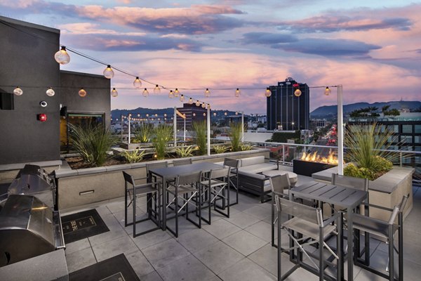 Rise Hollywood Apartments: Stylish recreation room with pool table and lounge area