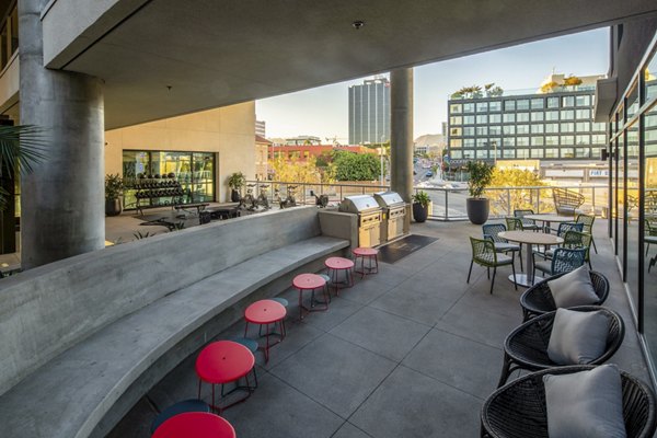 grill area at Rise Hollywood Apartments