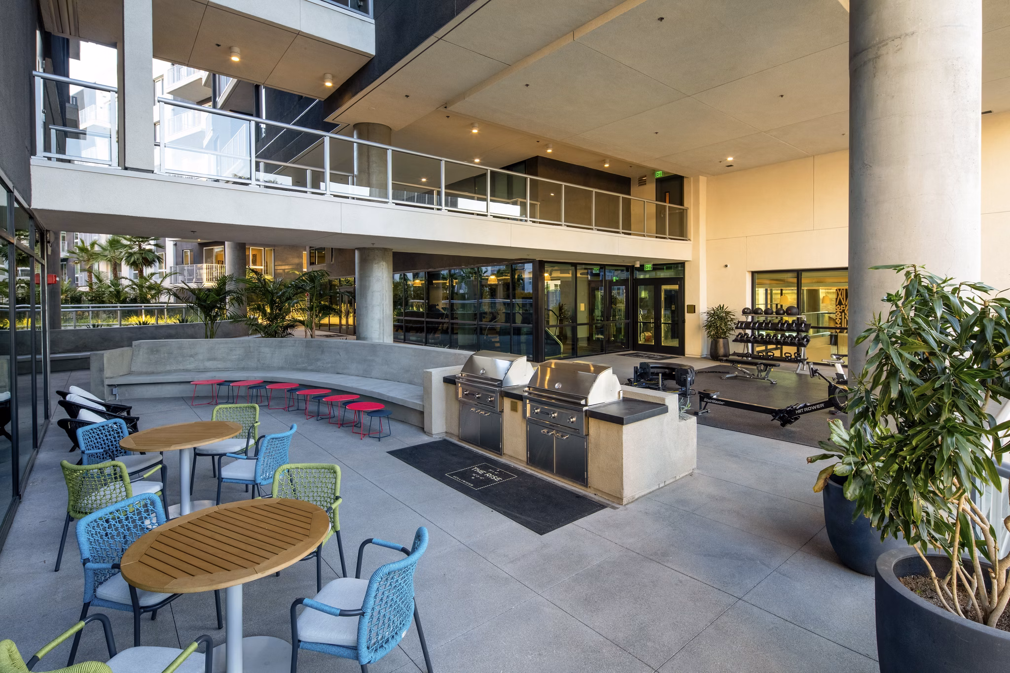 Outdoor grill area with modern seating at Rise Hollywood Apartments, perfect for social gatherings and barbecues