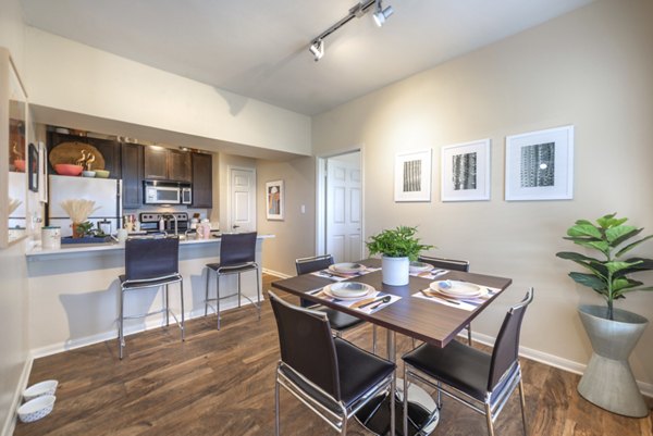 dining area at Hillside Ranch Apartments