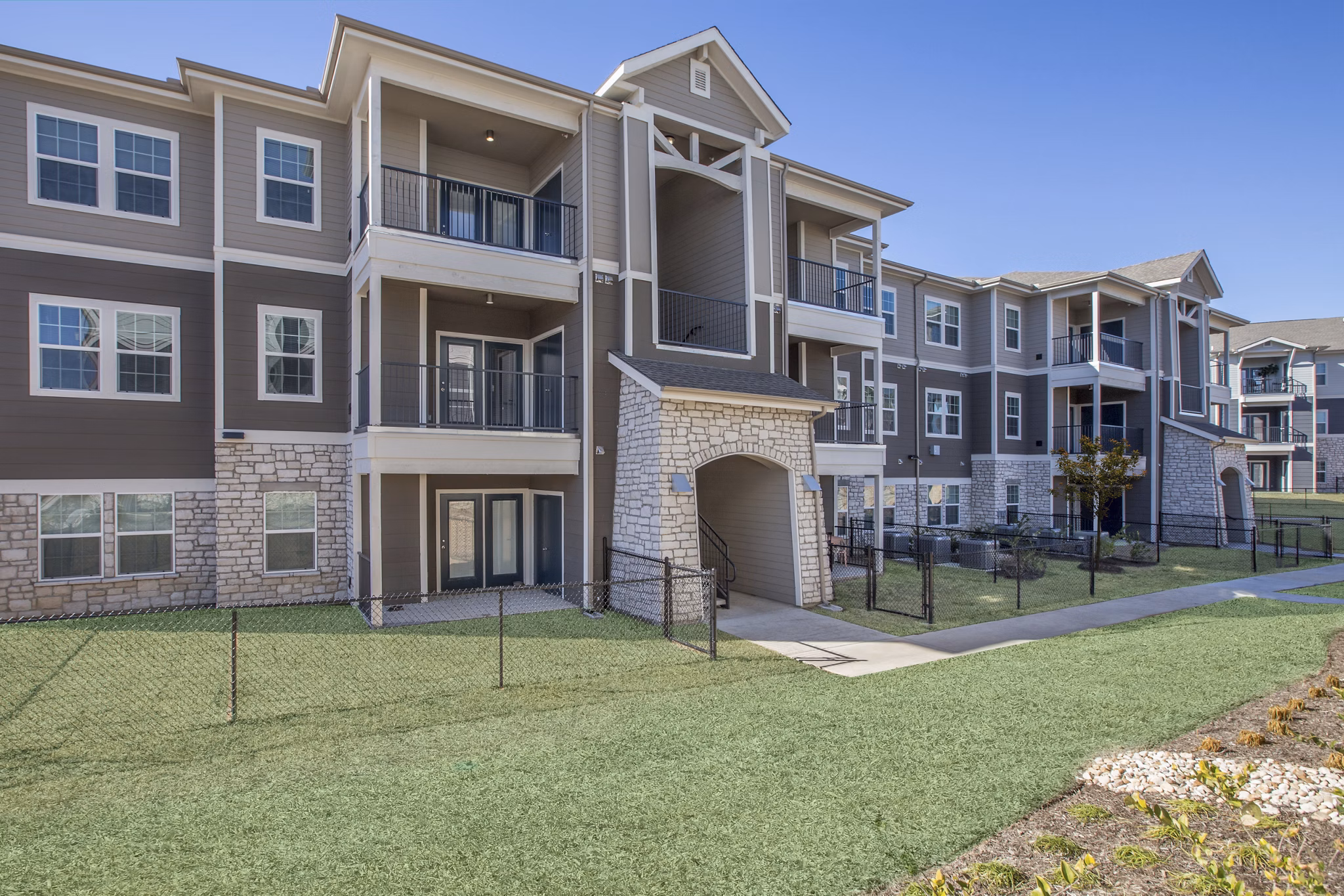 Roots at Waco: Contemporary of luxury apartments in vibrant Waco neighborhood