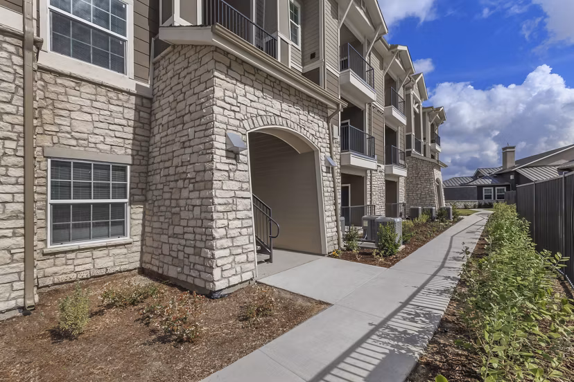 Roots at Waco Apartments: Contemporary of upscale apartments in the vibrant Waco neighborhood