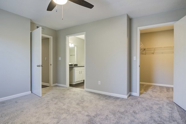 Cozy bedroom with modern furnishings at Avana Bellevue Apartments