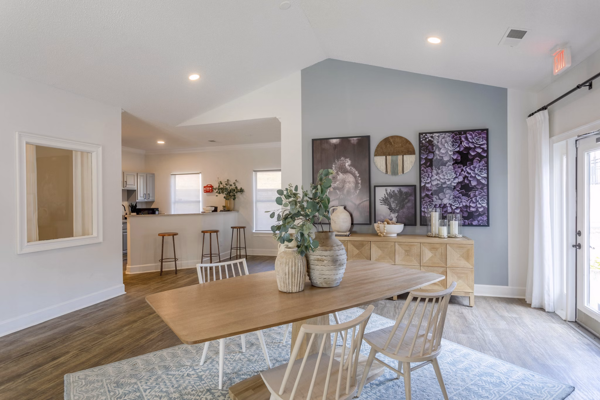 Avana Bellevue Apartments: Modern clubhouse with stylish seating and recreation area - luxury amenities for residents