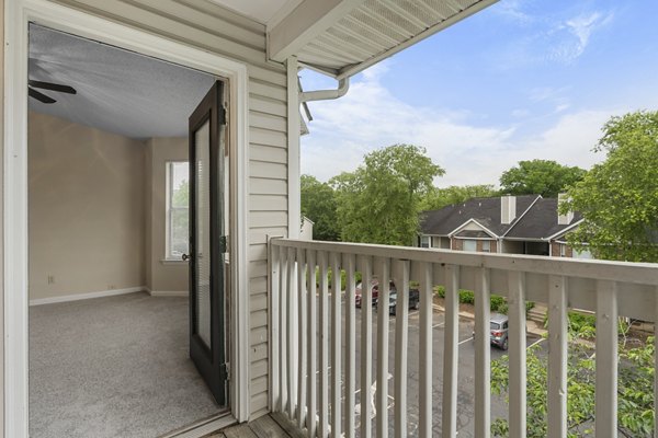 patio at Avana Bellevue Apartments
