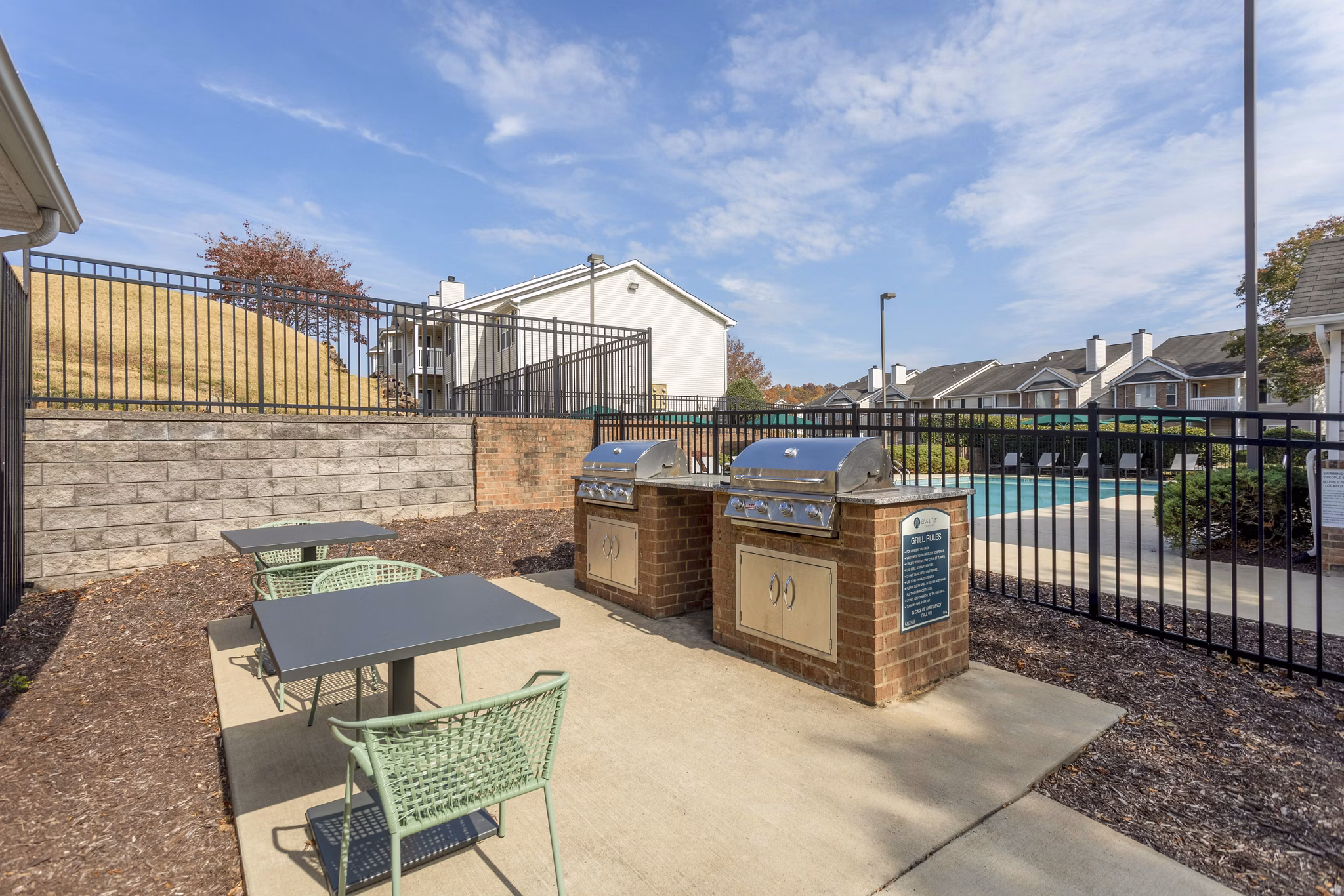Outdoor grill area with modern seating at Avana Bellevue Apartments, perfect for entertaining and enjoying community gatherings