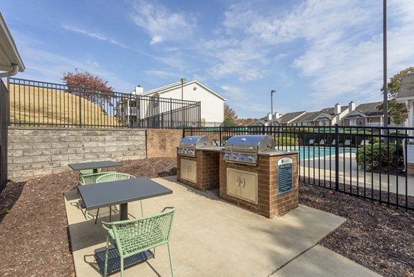 Outdoor grill area with modern seating at Avana Bellevue Apartments, perfect for entertaining and enjoying community gatherings