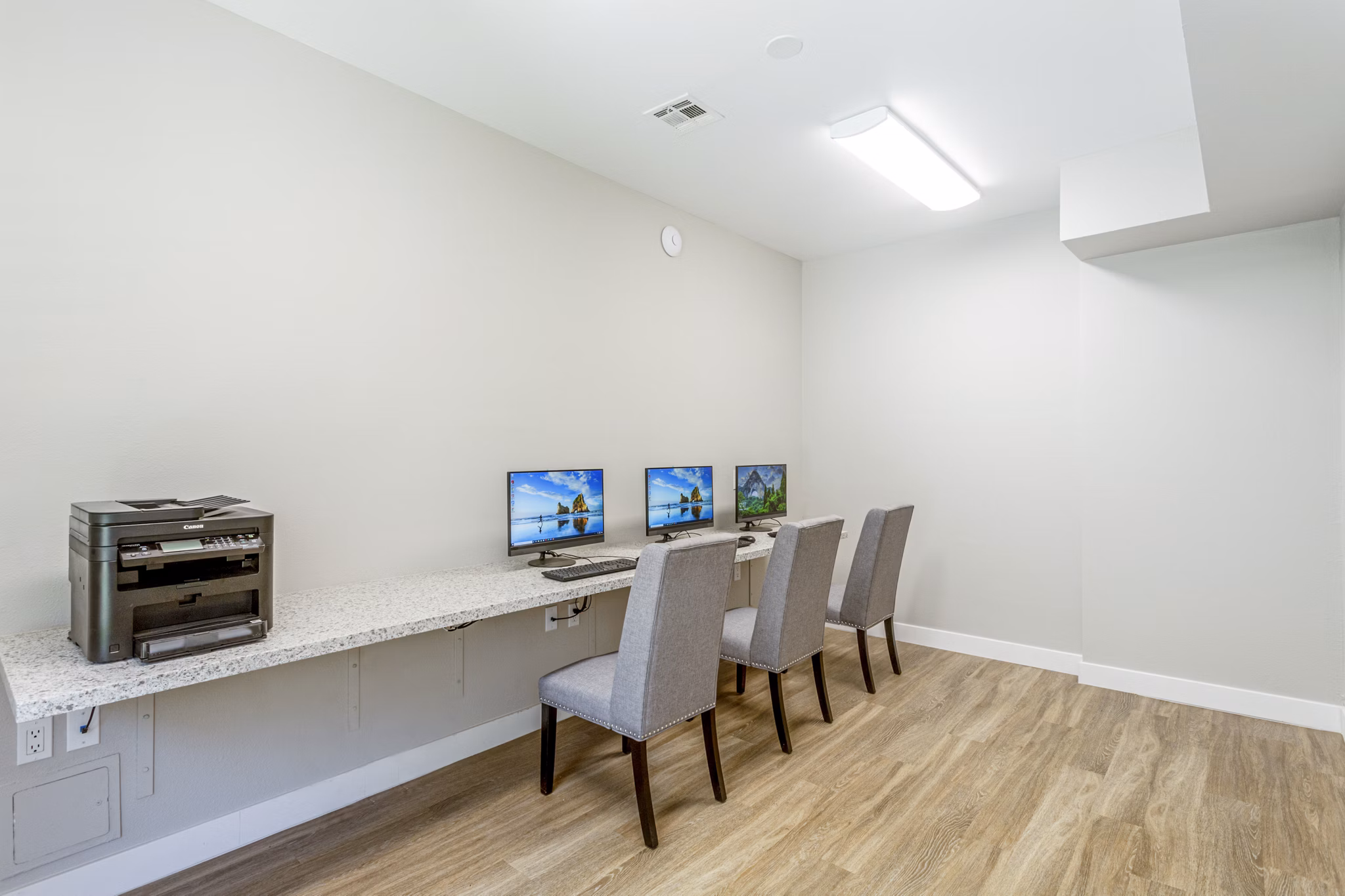 Colony Parc Apartments: Modern clubhouse business center with collaborative workspaces