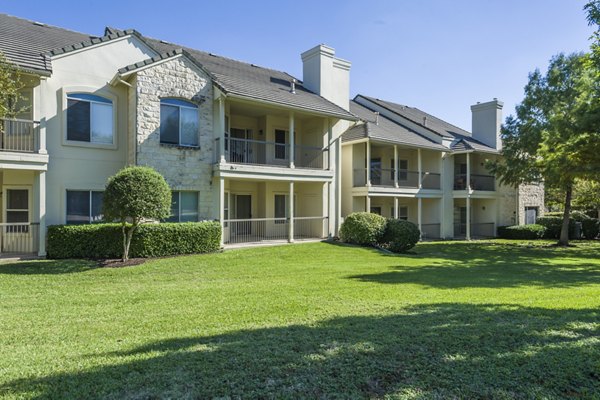 Somerset Townhomes: Charming townhome in a serene neighborhood
