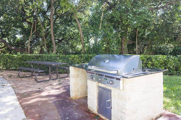 grill area at Somerset Townhomes