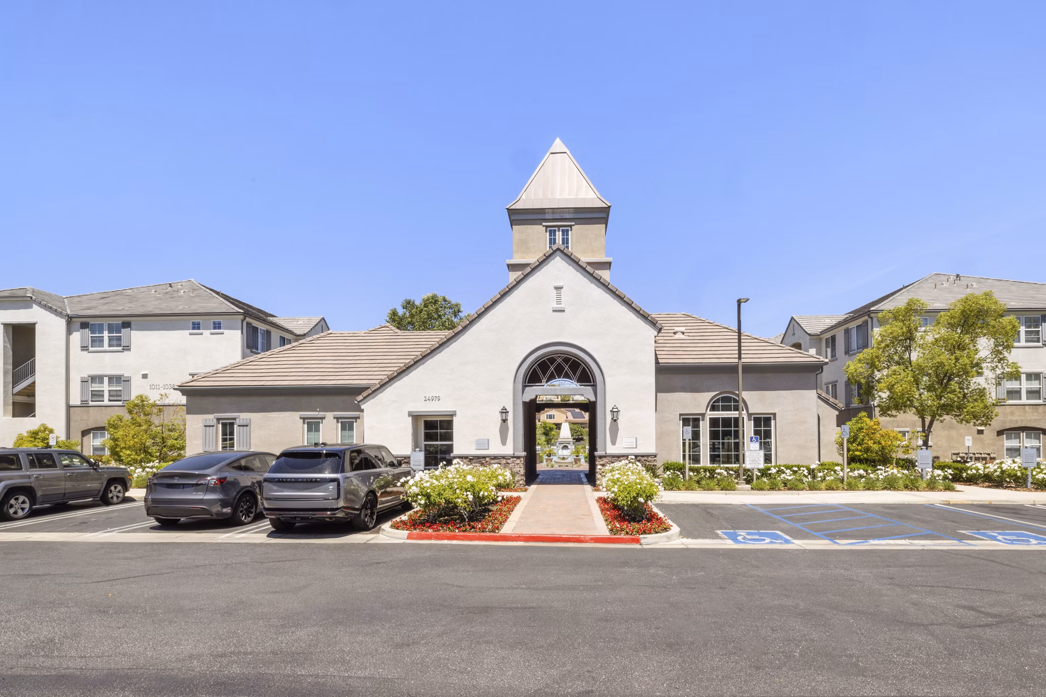 building at Parc Chateaux Apartments