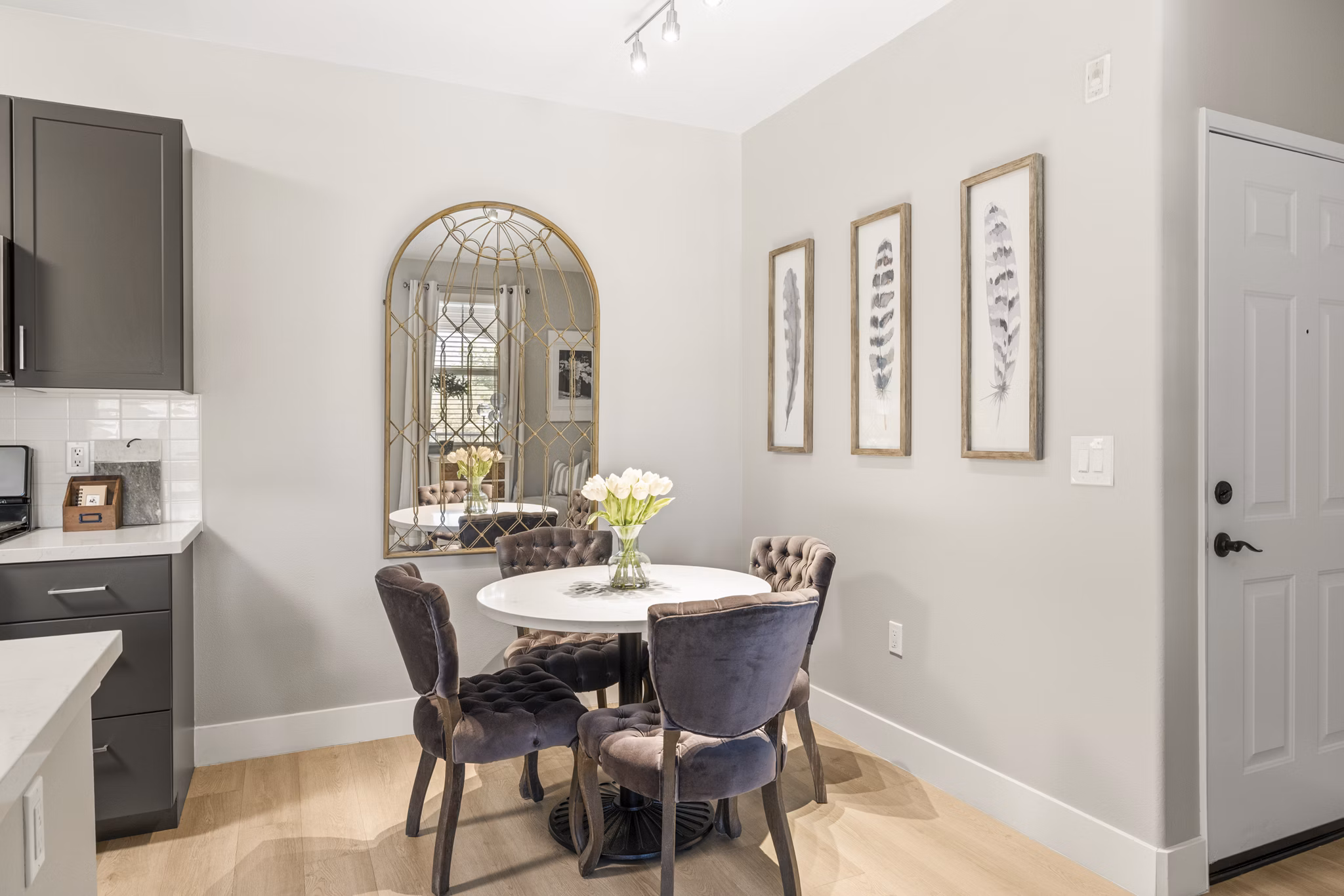 dining room at Parc Chateaux Apartments