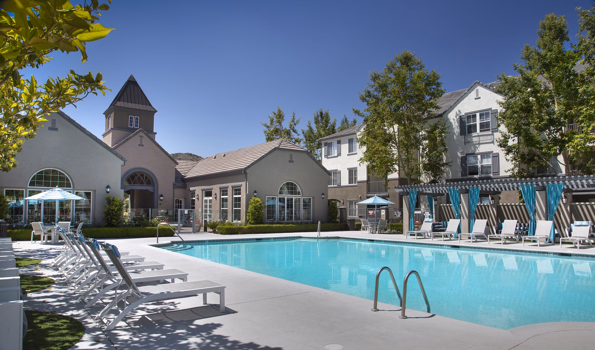pool at Parc Chateaux Apartments
