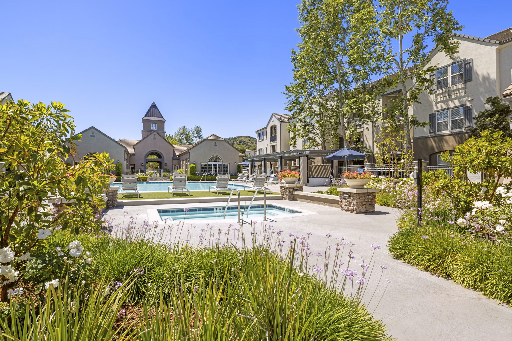 pool at Parc Chateaux Apartments