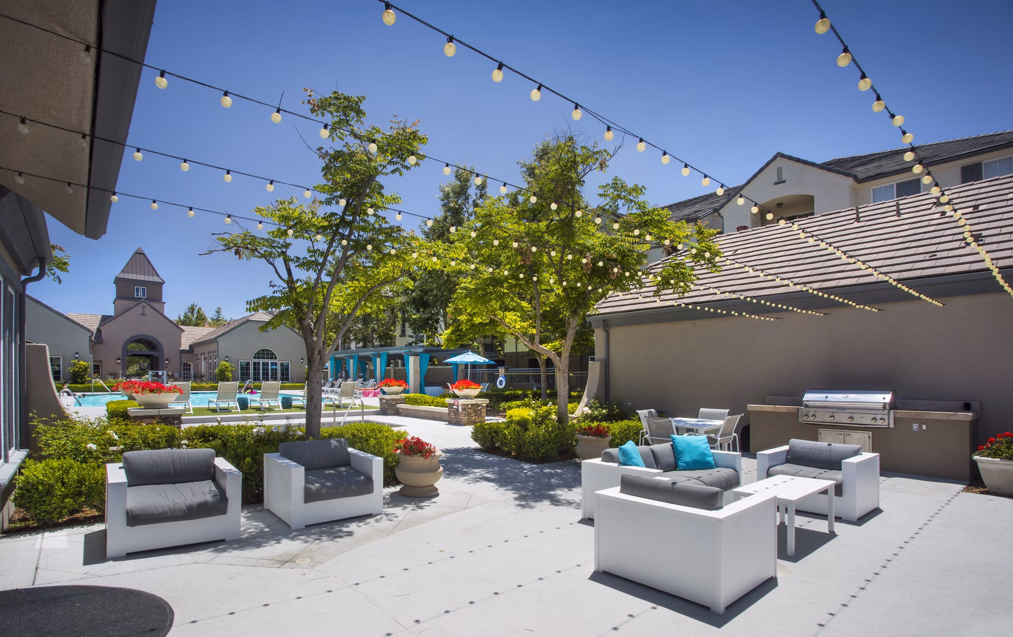 Outdoor grill area ideal for social gatherings at Parc Chateaux Apartments