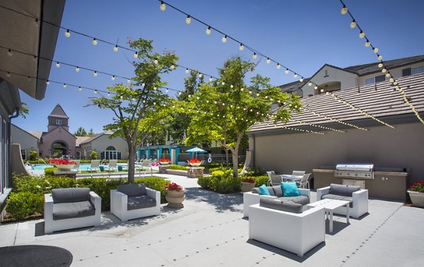 Outdoor grill area ideal for social gatherings at Parc Chateaux Apartments