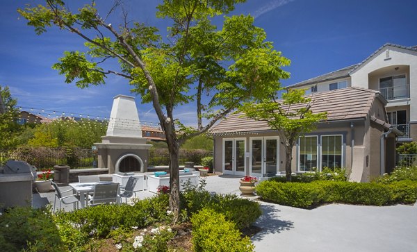 Parc Chateaux: Lush courtyard with seating area at luxury apartments in Houston