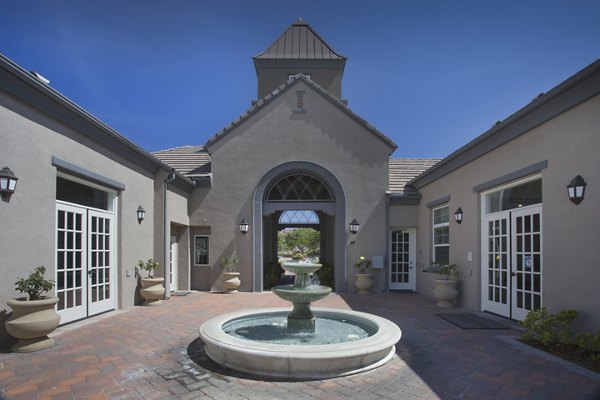 Courtyard with lush landscaping at Parc Chateaux Apartments