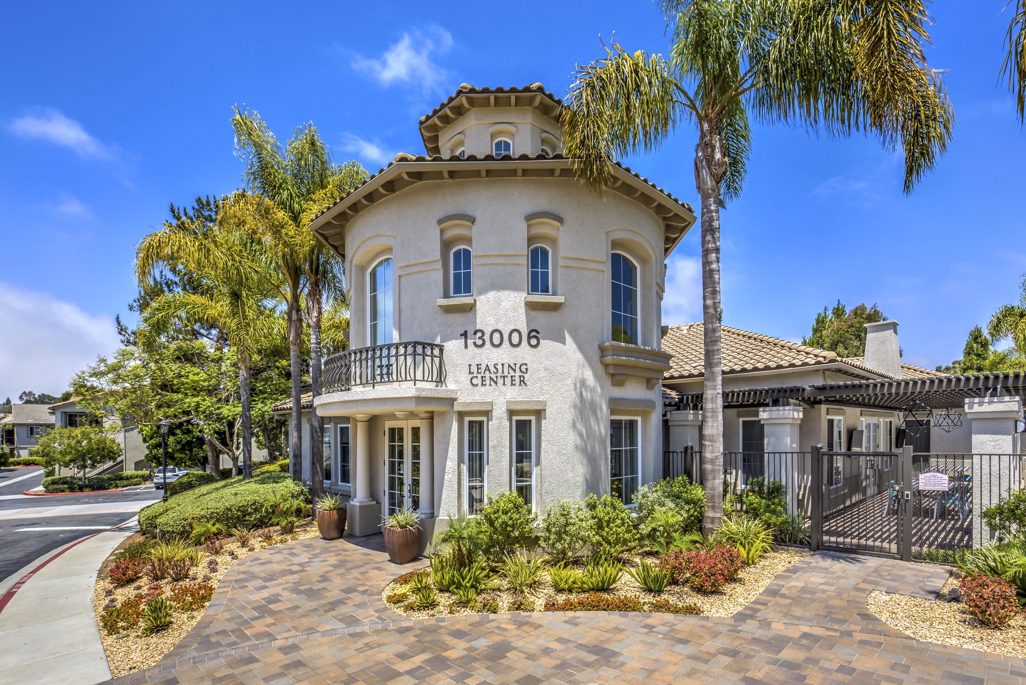 Signature Point Apartments: Contemporary luxury at Signature Point Apartments in scenic coastal location