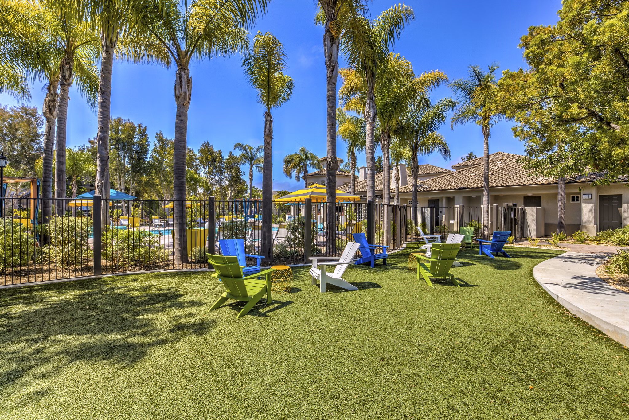 Signature Point Apartments: Tranquil courtyard with lush landscaping and seating areas in luxury Greystar community