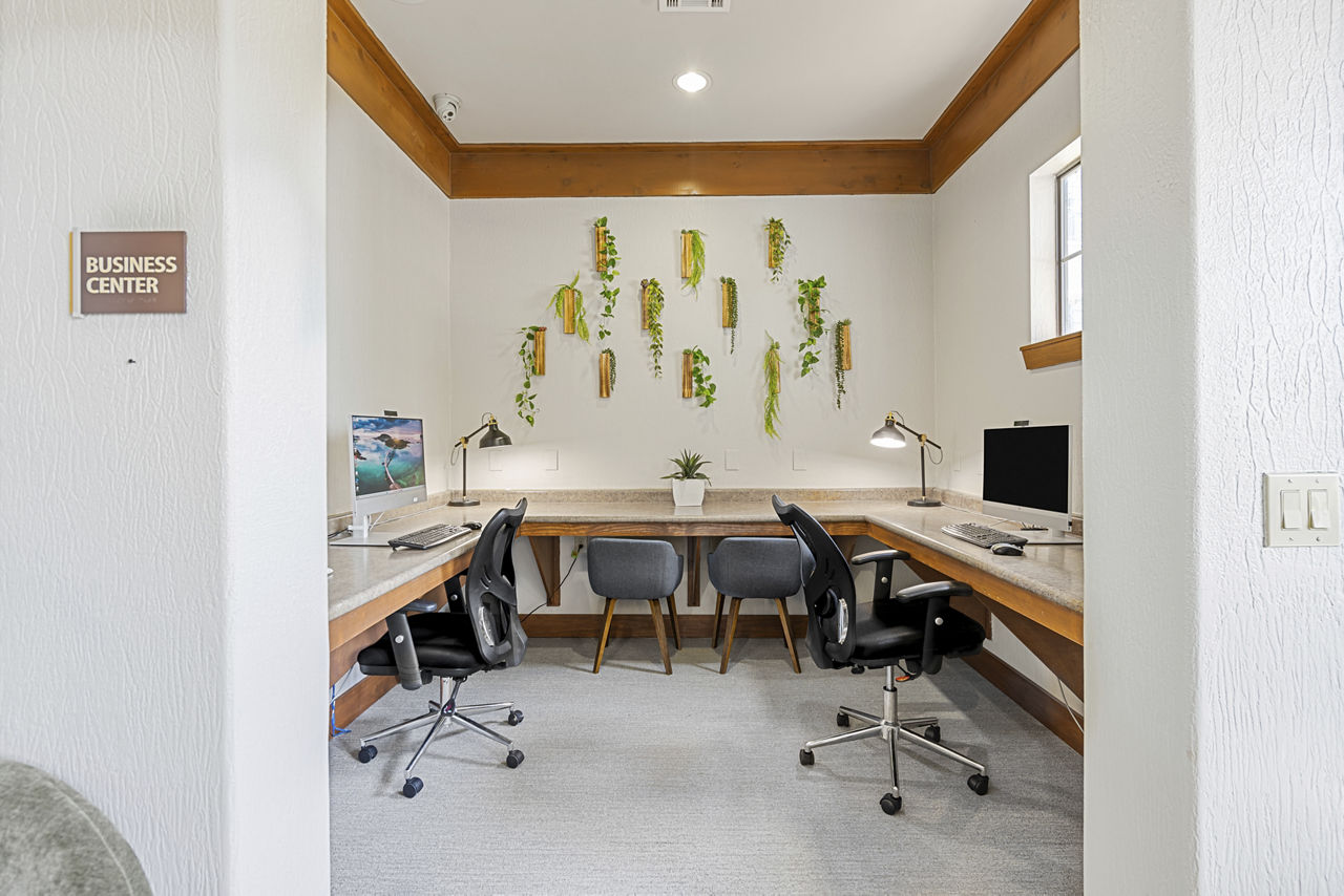 Work space at The Oaks At Techridge