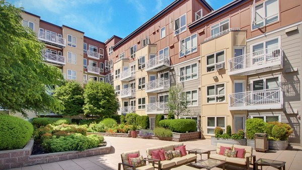 courtyard at Dexter Lake Union Apartments