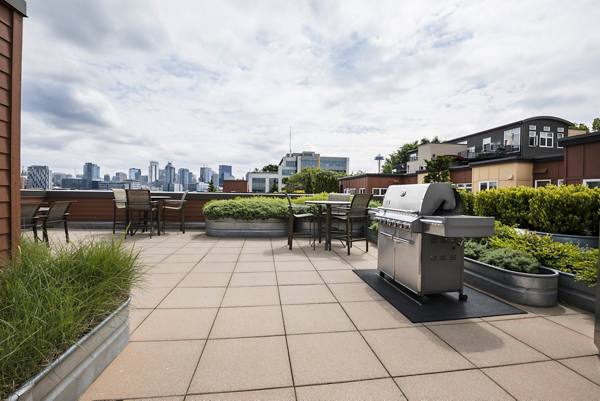 grill area at Dexter Lake Union Apartments