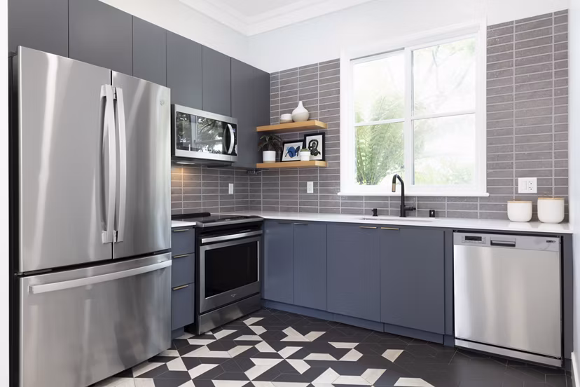 Bridgepointe Apartments: Modern clubhouse featuring cozy seating and entertainment areas