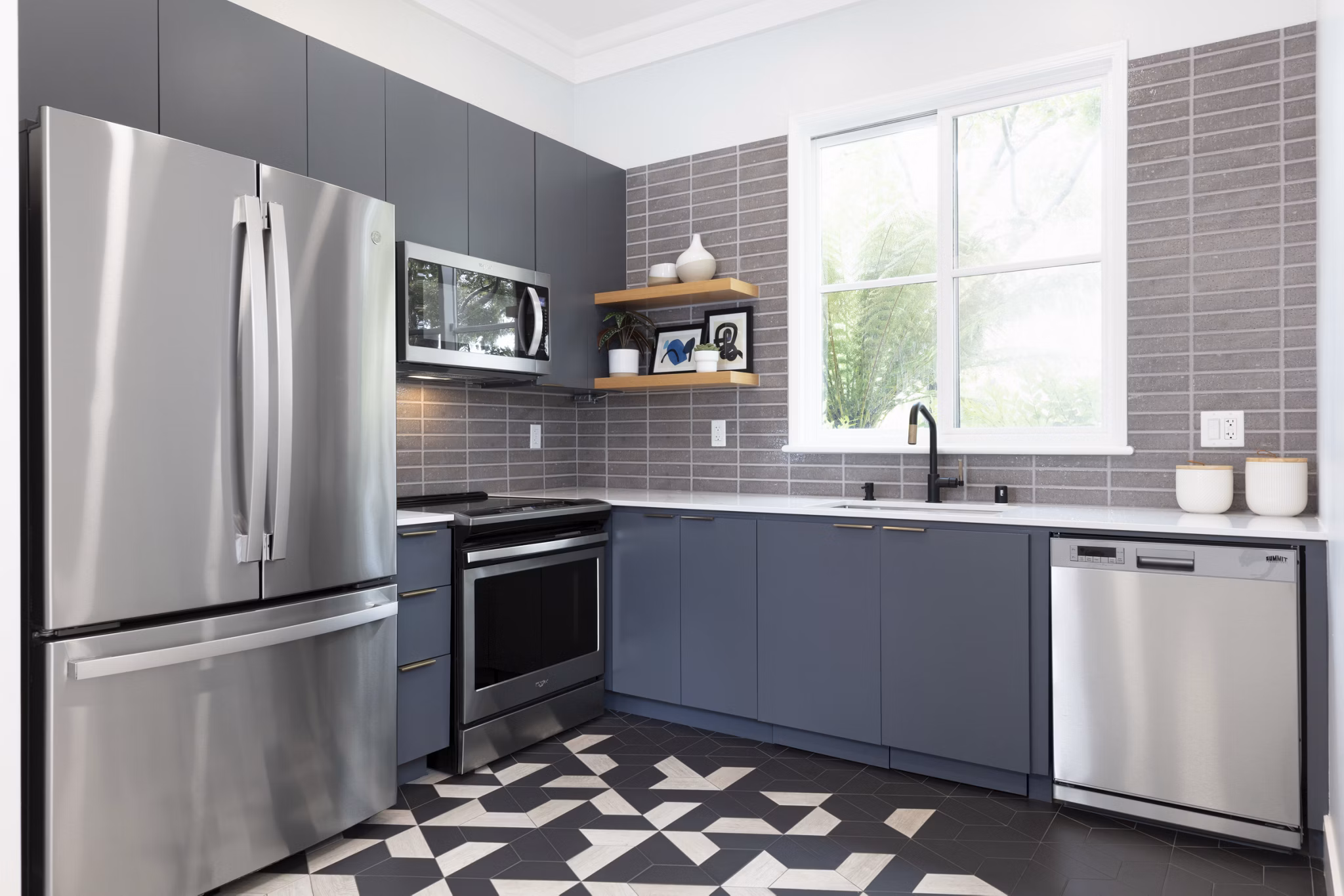Modern kitchen with granite countertops and stainless steel appliances at Bridgepointe Apartments