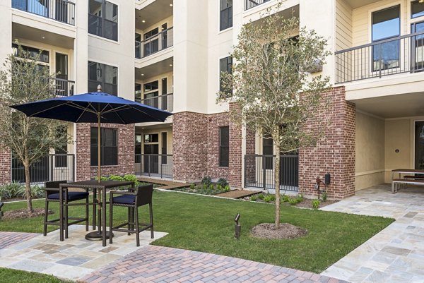 courtyard at 2626 Fountain View Apartments