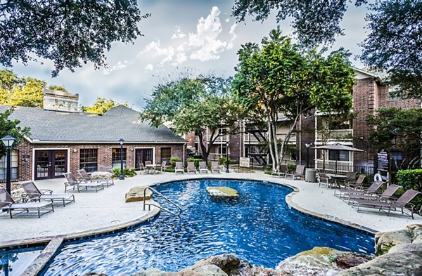 pool at Fountainhead Apartments