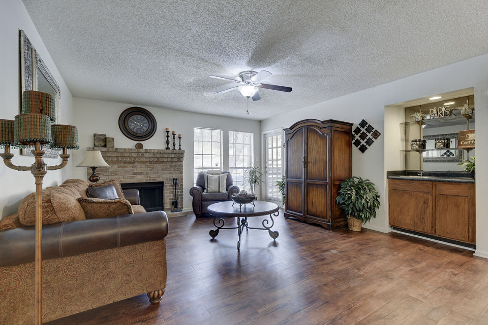 Modern living room featuring stylish decor at Landera Apartments