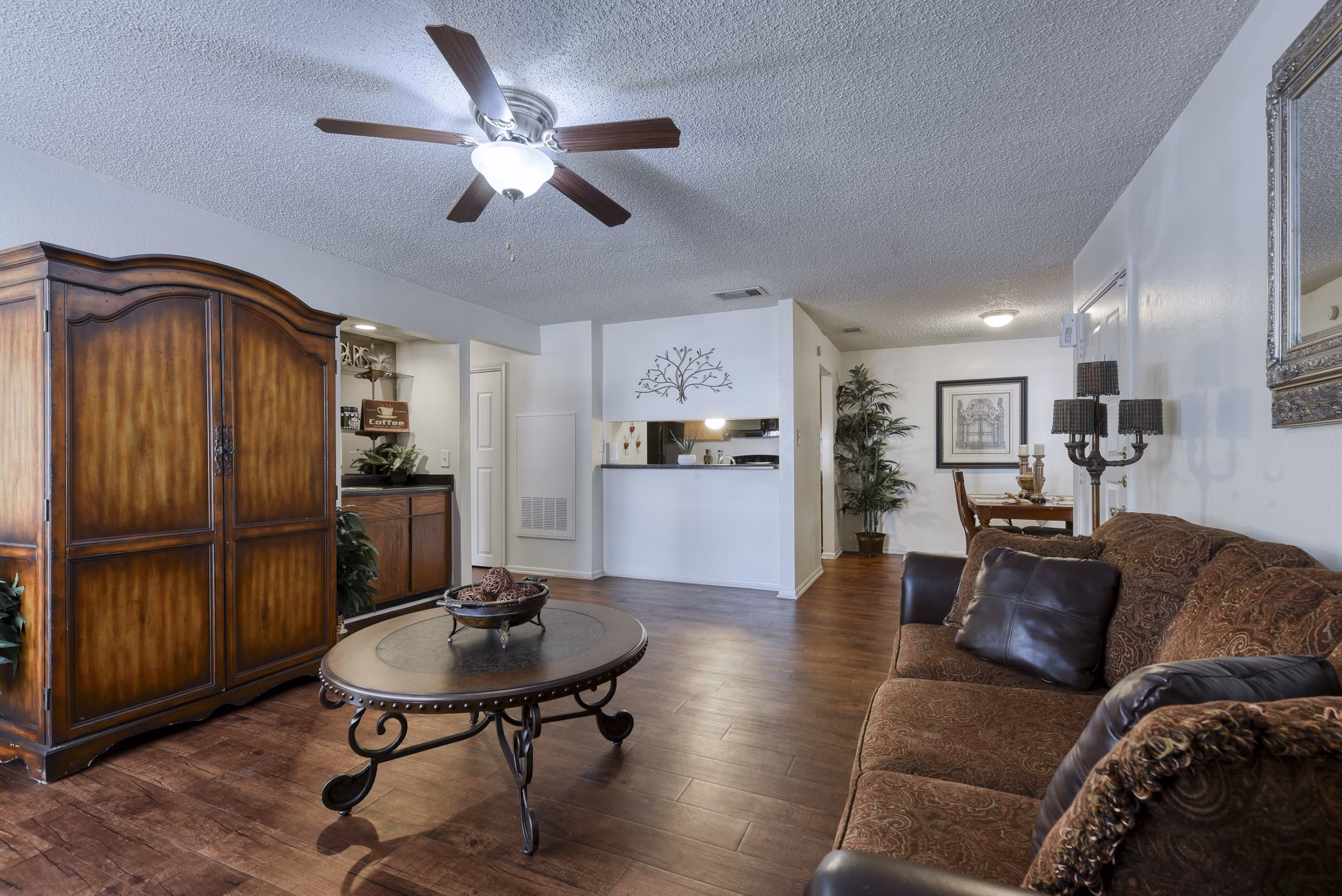 Cozy living room with modern furniture and bright decor in Landera Apartments, providing comfort and style in a luxury setting