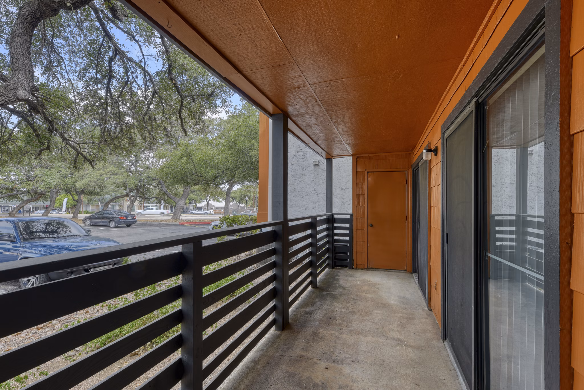Outdoor patio area with cozy seating at Landera Apartments