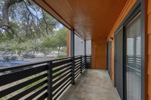 Outdoor patio area with cozy seating at Landera Apartments